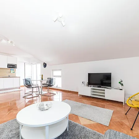 2 Bedroom Amazing In Okrug Gornji Apartment