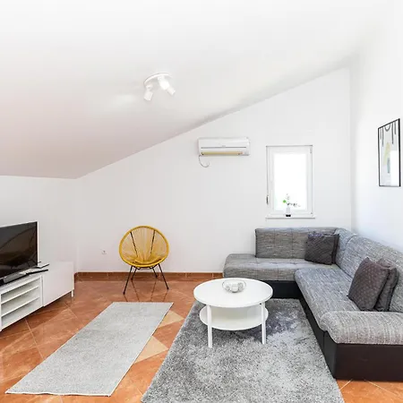 2 Bedroom Amazing In Okrug Gornji Apartment