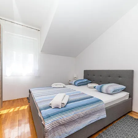 Apartment 2 Bedroom Amazing In Okrug Gornji