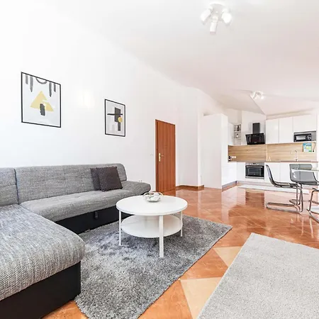 2 Bedroom Amazing In Okrug Gornji Trogir