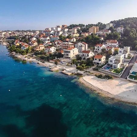 Apartman Beautiful In Okrug Gornji With Wifi